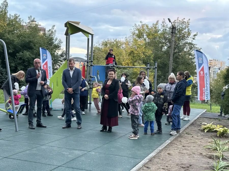 Депутат Сергей Мельников принял участие в открытии новой детской площадки