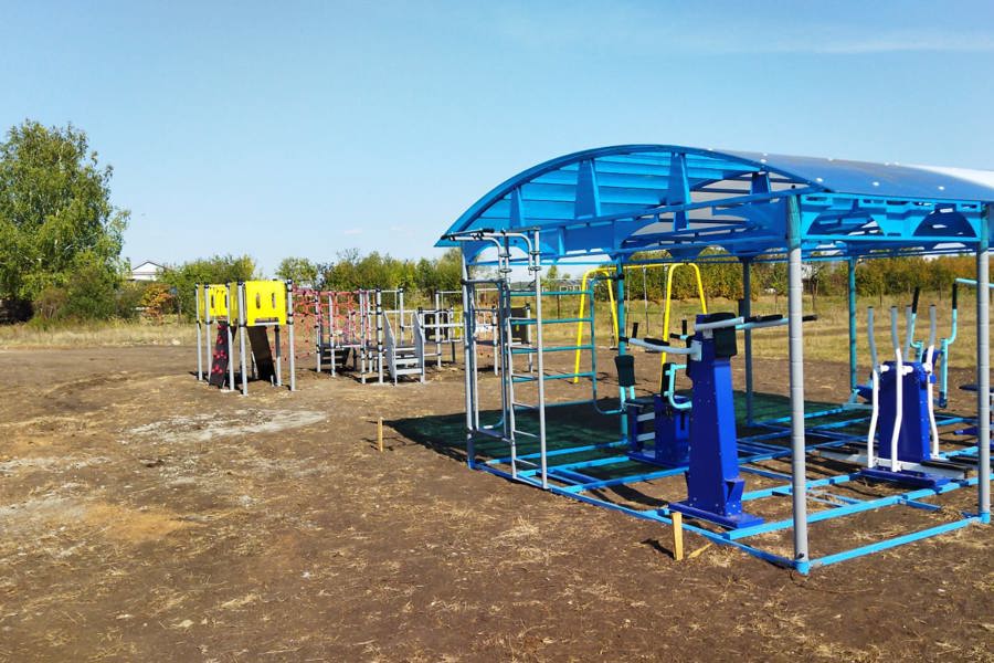 По инициативному проекту в д. Староселки Цивильского округа построили современную детскую площадку