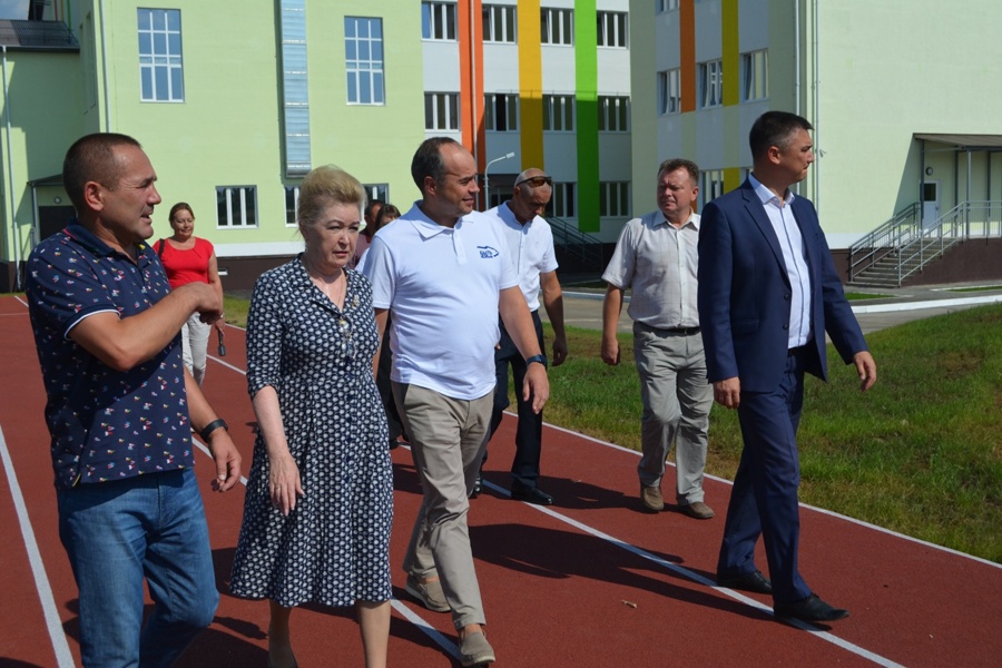 Дмитрий Захаров ознакомился с подготовкой новой школы в Мариинском Посаде к 1 сентября