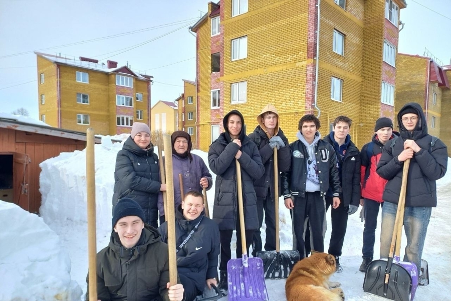 Волонтеры помогли получателю социальных услуг расчистить двор от снега