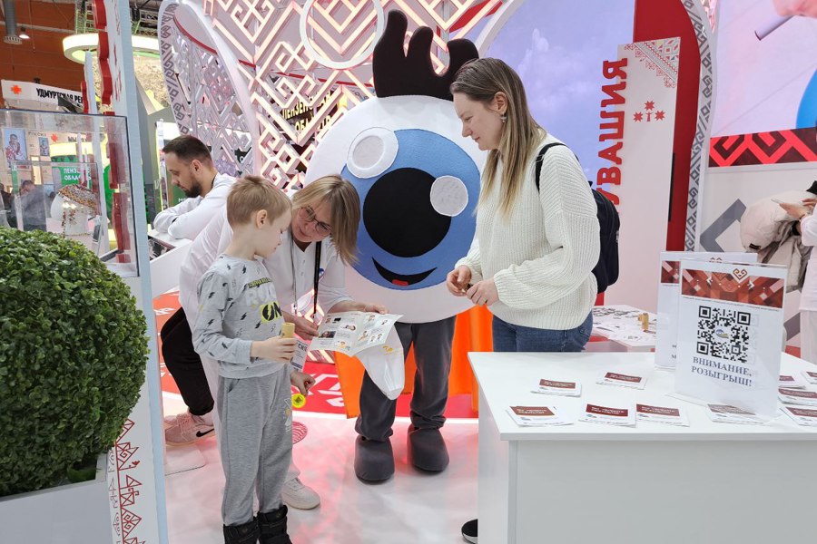 Выставка «Россия»: республиканские офтальмологи обследовали первого гостя на экспозиции Минздрава Чувашии