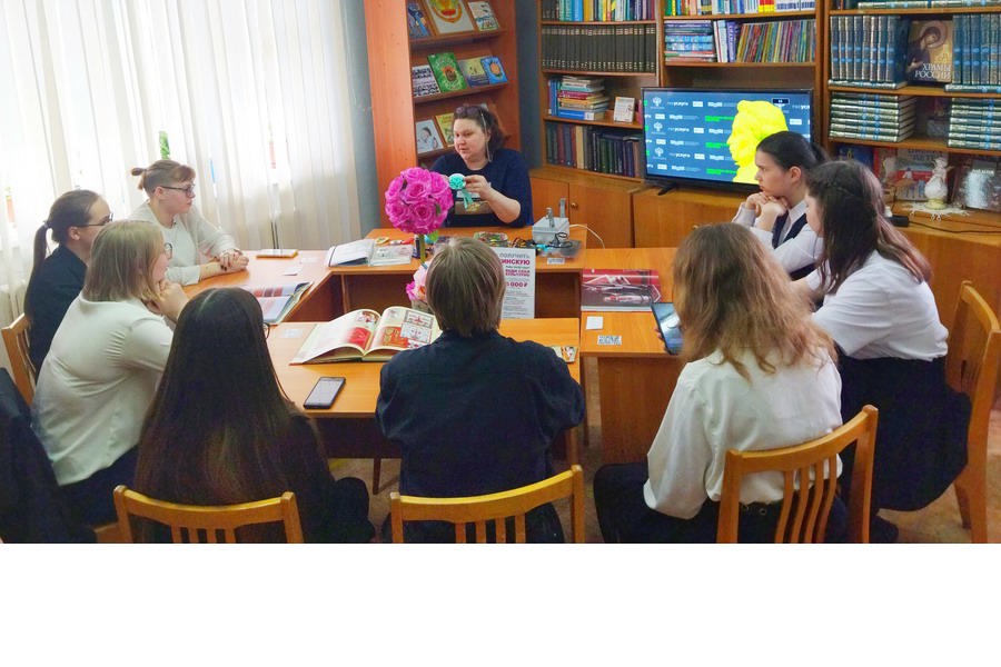 В библиотеке города Шумерля прошел мастер-класс, приуроченный к Дню государственных символов Чувашской Республики