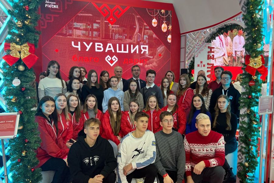 На площадке экспозиции Чувашской Республики в День Конституции Российской Федерации состоялась лекция для студентов и школьников