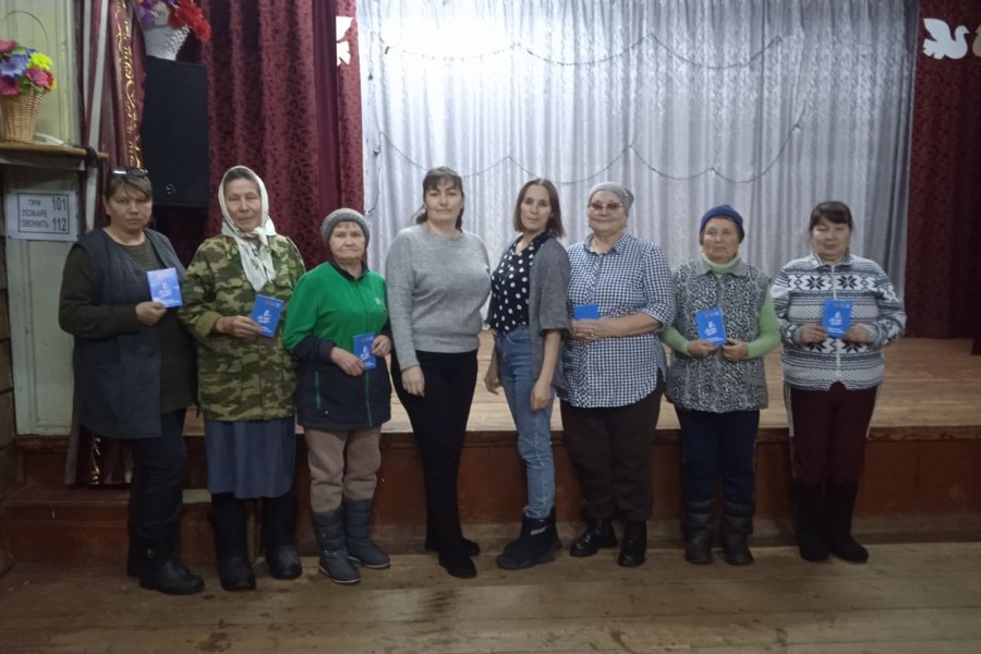 Активные ветераны Чебоксарского округа получили личные книжки «Серебряных» волонтеров