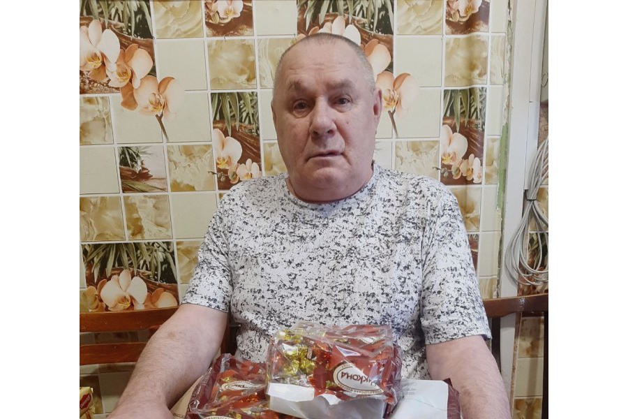 Сладкий подарок солдату от «серебряного» волонтера