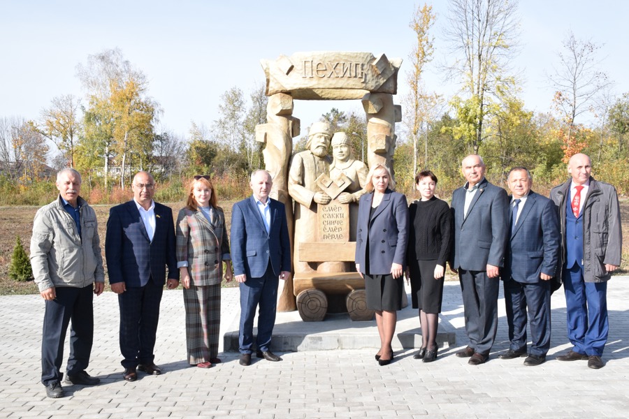 В парке 50-летия Победы с. Красные Четаи состоялось торжественное открытие скульптурной композиции «Благословение»