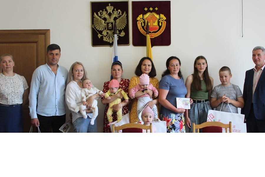 4 семьям Урмарского муниципального округа вручены подарочные комплекты «Подарок новорожденному»