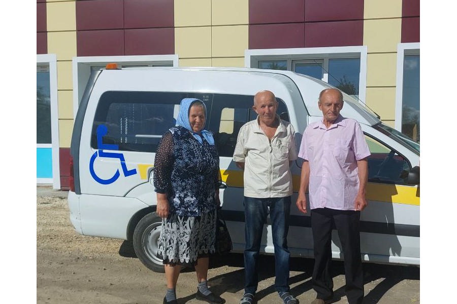 Мобильная бригада Порецкого центра соцобслуживания доставляет пожилых граждан в медучреждения