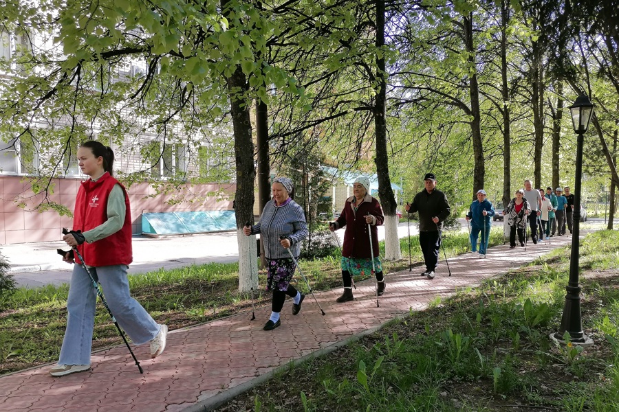 В госпитале ветеранов проходят мастер-классы по скандинавской ходьбе для старшего поколения