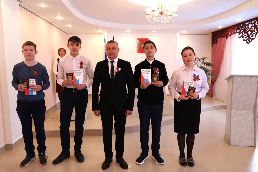 В преддверии Дня Победы в Яльчикском муниципальном округе вручили паспорта юным гражданам