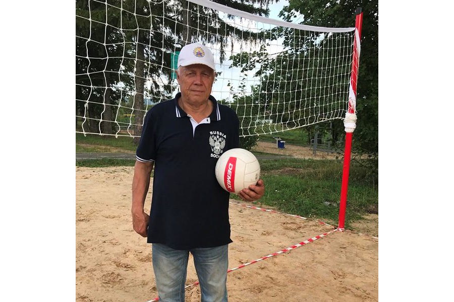 «Серебряный» волонтер у себя в деревне обустроил волейбольную площадку