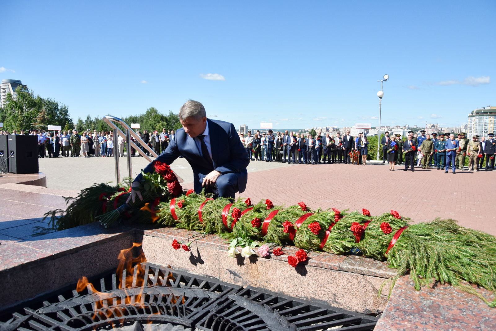 Ӗмӗрлӗх вут-ҫулӑмӗ умне чечексем хунӑ Чӑваш Ен Пуҫлӑхӗ Олег Николаев