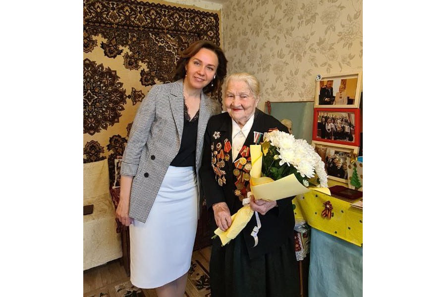 Алена Елизарова вручила участнице ВОВ памятную медаль в честь 80-летия Победы в Курской битве