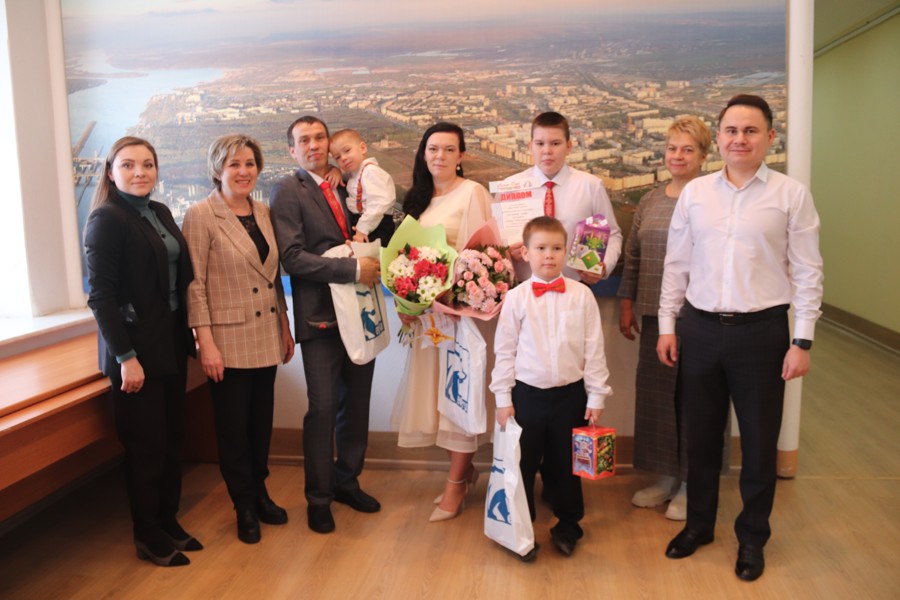 В администрации города Новочебоксарска состоялась встреча с финалистами республиканского конкурса «Семья года – 2023» супругами Макаровыми