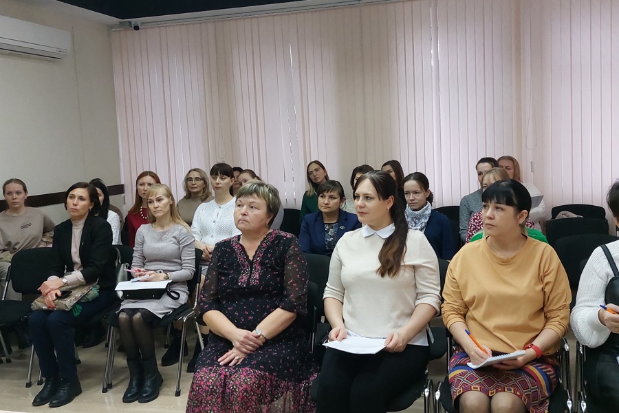 Комиссия по делам несовершеннолетних и защите их прав Ленинского района  провела рабочее совещание с уполномоченными по правам ребенка