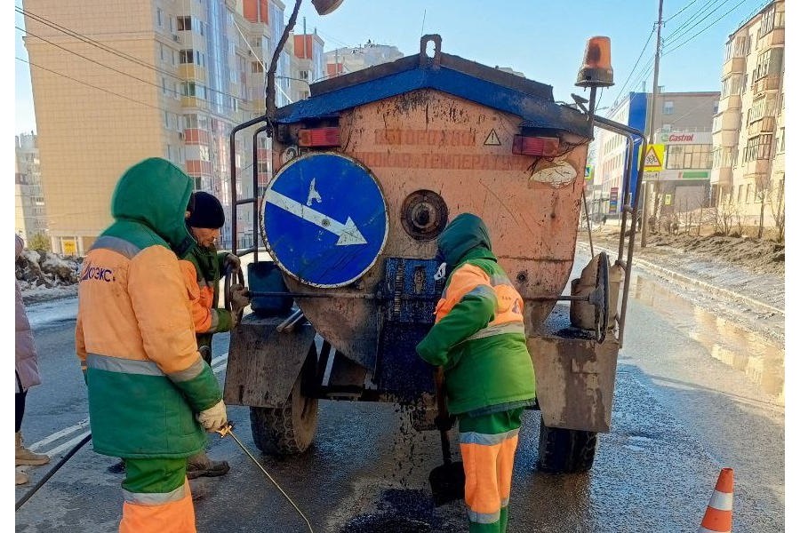 На дорогах города Чебоксары продолжается проведение ямочного ремонта