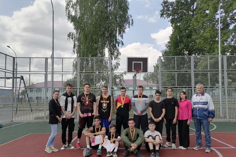В парке культуры и отдыха прошли соревнования по баскетболу 3 на 3 в рамках марафона «Сила России», посвященные Дню молодёжи