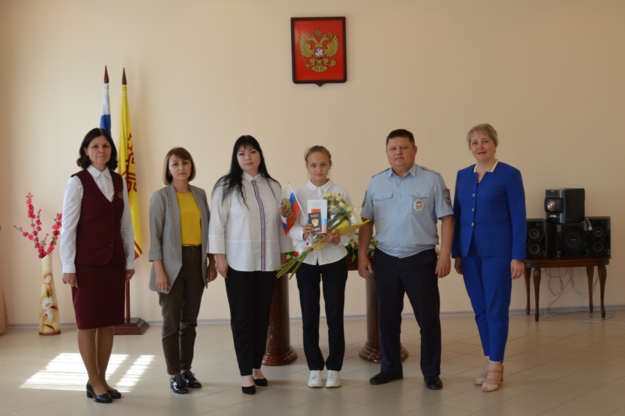 В преддверии Дня России состоялась церемония вручения паспорта юной жительнице Янтиковского округа