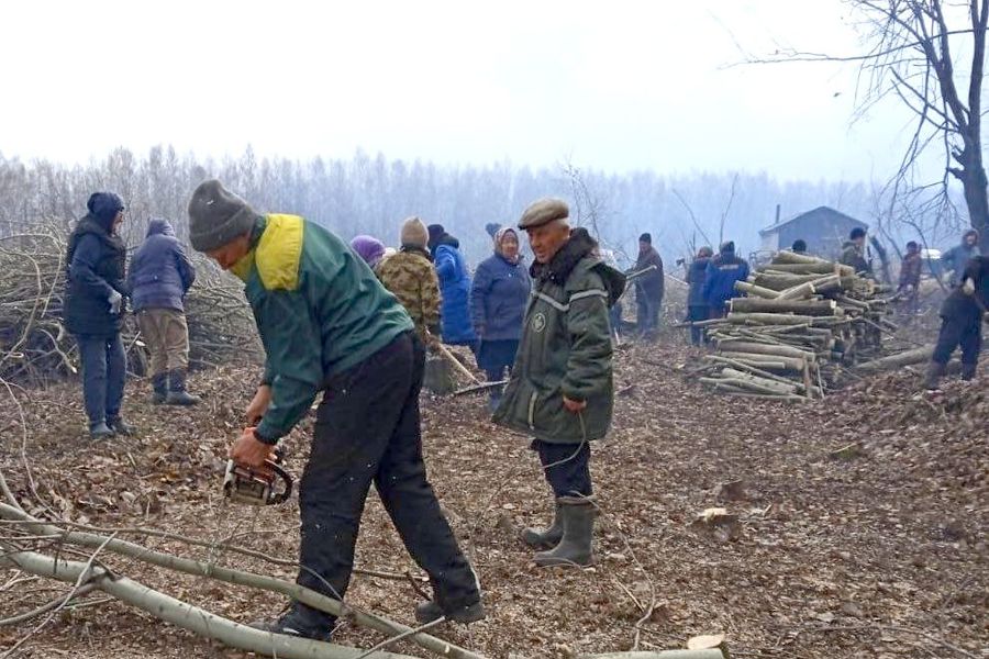 Жители Испуханского территориального отдела провели масштабную уборку местного кладбища