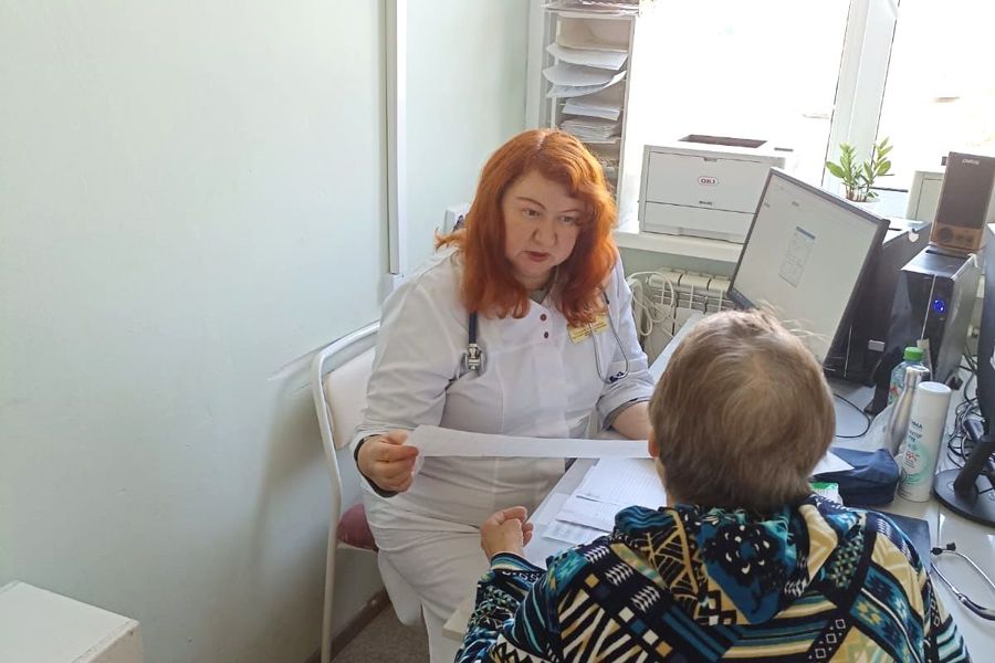 Мобильная бригада врачей проконсультировала пациентов в Шумерле