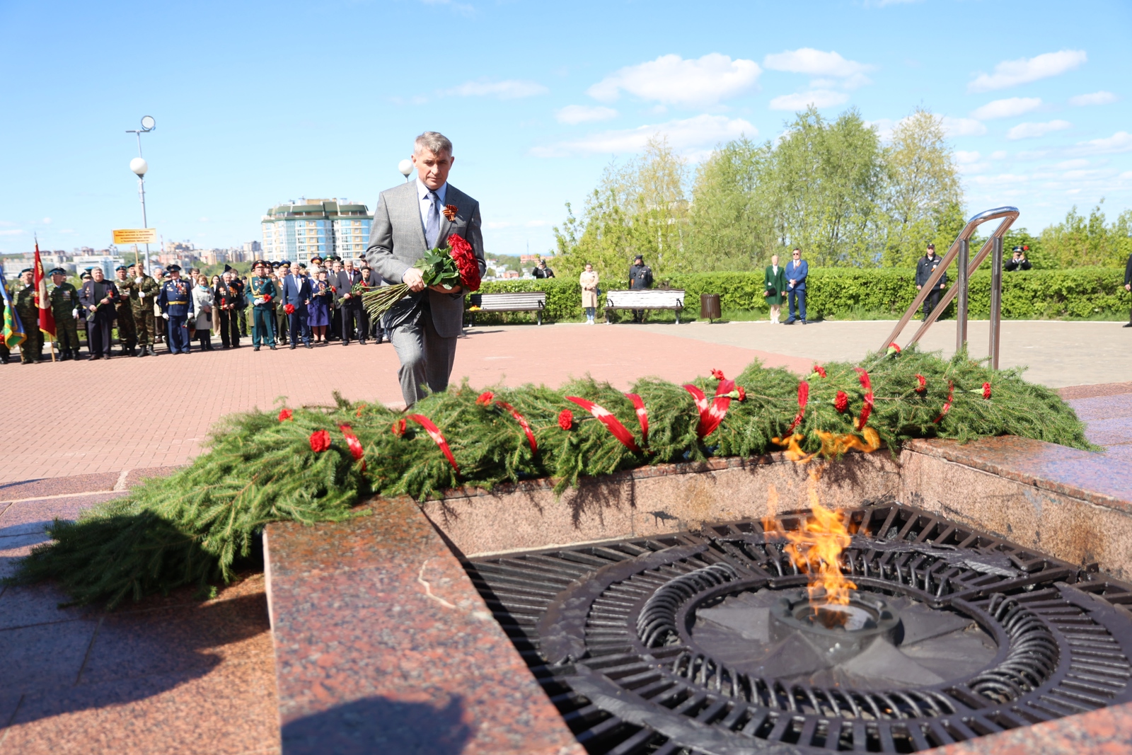 Олег Николаев возложил цветы к Монументу Славы