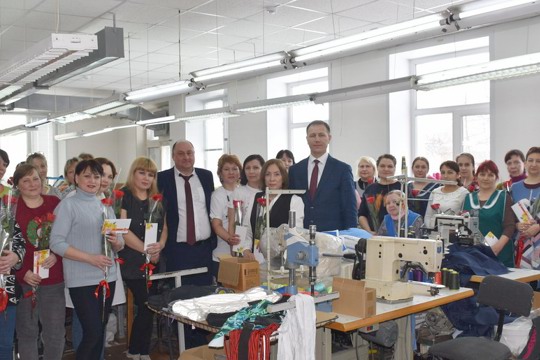 Руководство Шумерли поздравило коллектив швейной фабрики «Рассвет» с наступающим 8 марта