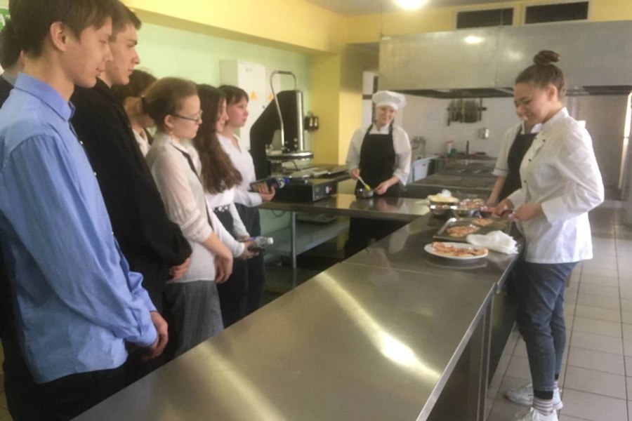 Учащиеся Шумерлинской СОШ совершили экскурсию в Чебоксарский техникум технологии питания и коммерции