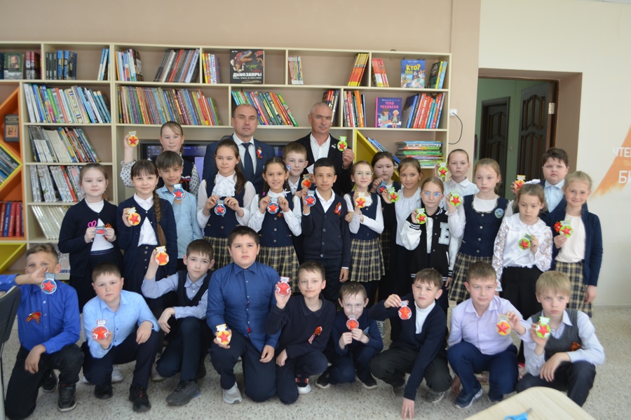 В Маринско-Посадской детской библиотеке прошла акция по изготовлению медалей для участников СВО