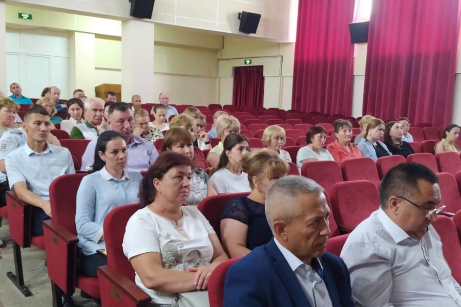 Рабочую неделю глава Урмарского муниципального округа В. Шигильдеев начал с расширенного совещания