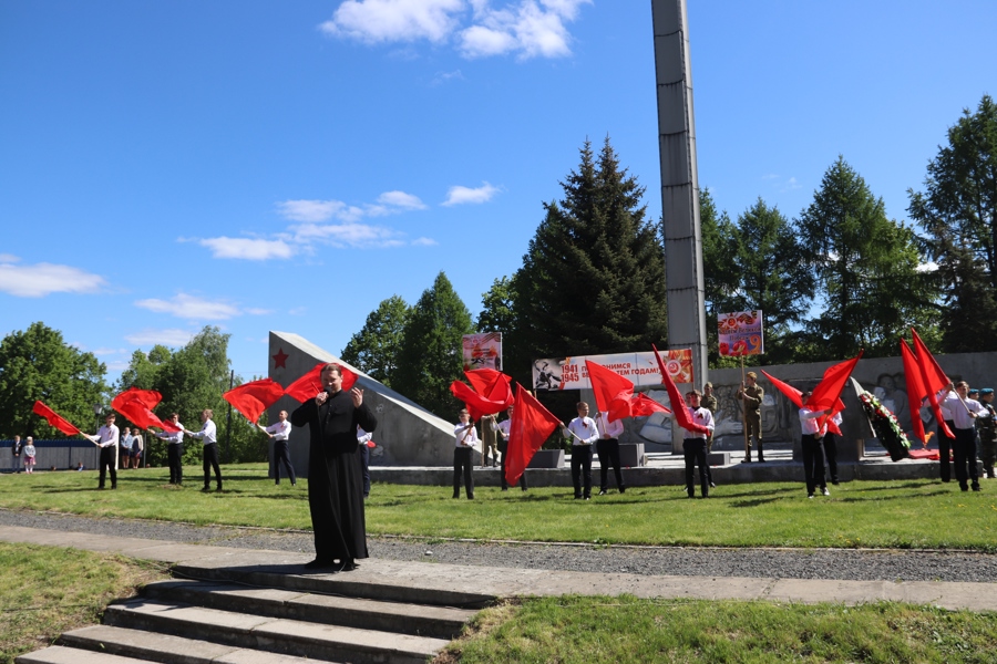 Более тысячи алатырцев приняли участие в торжественном мероприятии на Обелиске воинам-землякам, павшим в годы Великой Отечественной войны