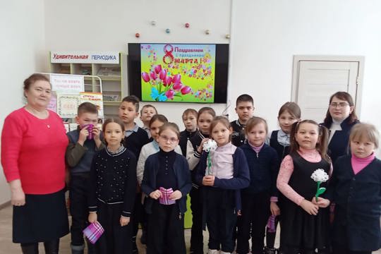 В Аликовской детской библиотеке прошла конкурсно - игровая программа «Нет тебя прекрасней…»