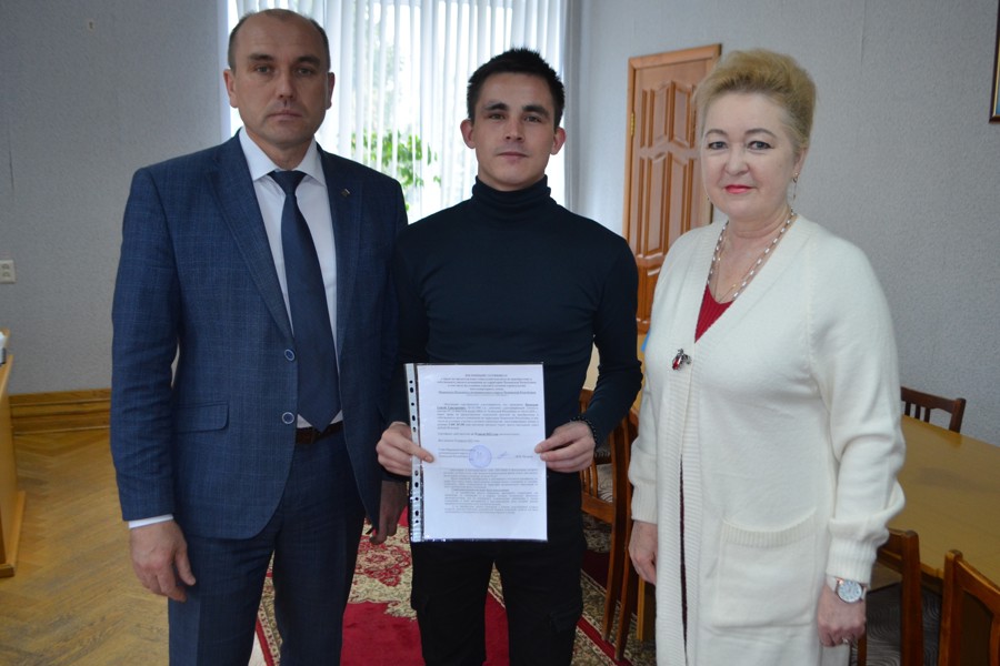 Владимир Петров вручил жилищный сертификат