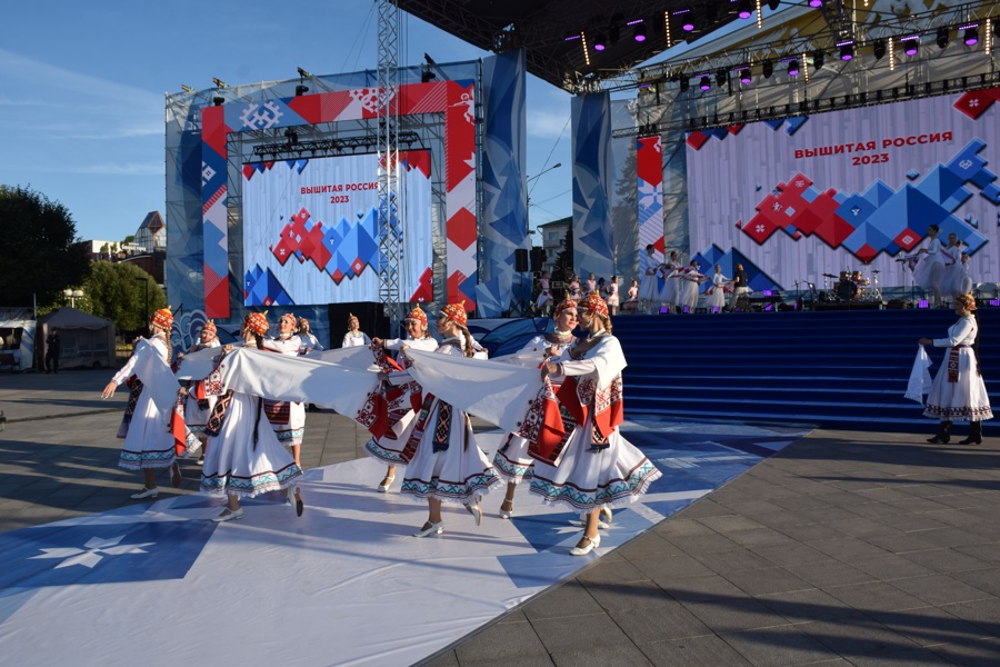 «Большая вечёрка» и концертная программа украсили фестиваль «Вышитая Россия»