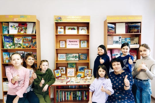 В Сойгинской сельской библиотеке для юных читателей прошёл мастер-класс «Красота из бисера»