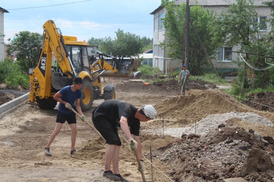 Глава округа В. Шигильдеев проинспектировал ход проведения ремонтных работ дворовых территорий п. Урмары