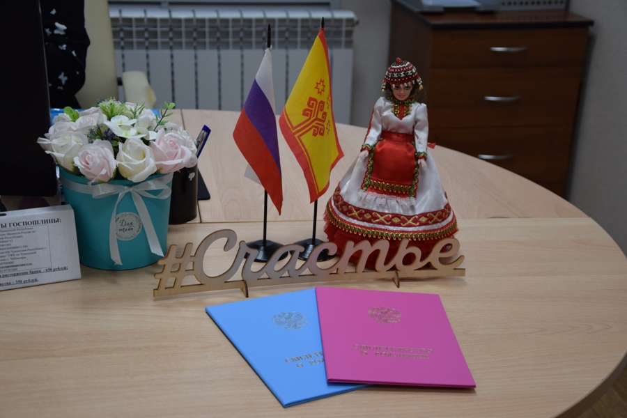 Год семьи: в Чебоксарах зарегистрировали первую в этом году королевскую двойню