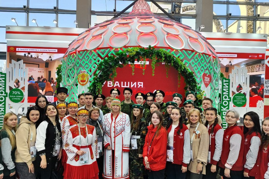 Елена Цунаева посетила экспозицию Чувашии на выставке-форуме «Россия»