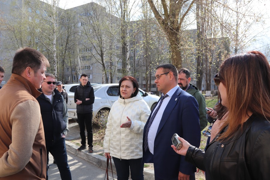 Глава администрации города Новочебоксарска Дмитрий Пулатов и генеральный директор НО «Фонд капремонта» Светлана  Баранова ознакомились с ходом капитального ремонта домов