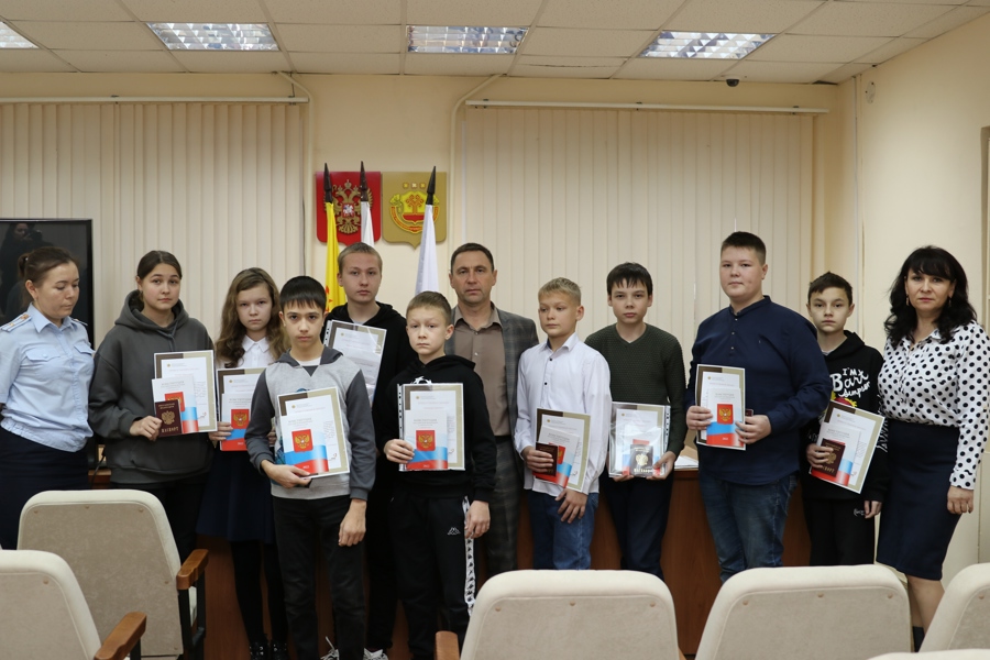 В Чебоксарском округе состоялось вручение паспортов юным гражданам