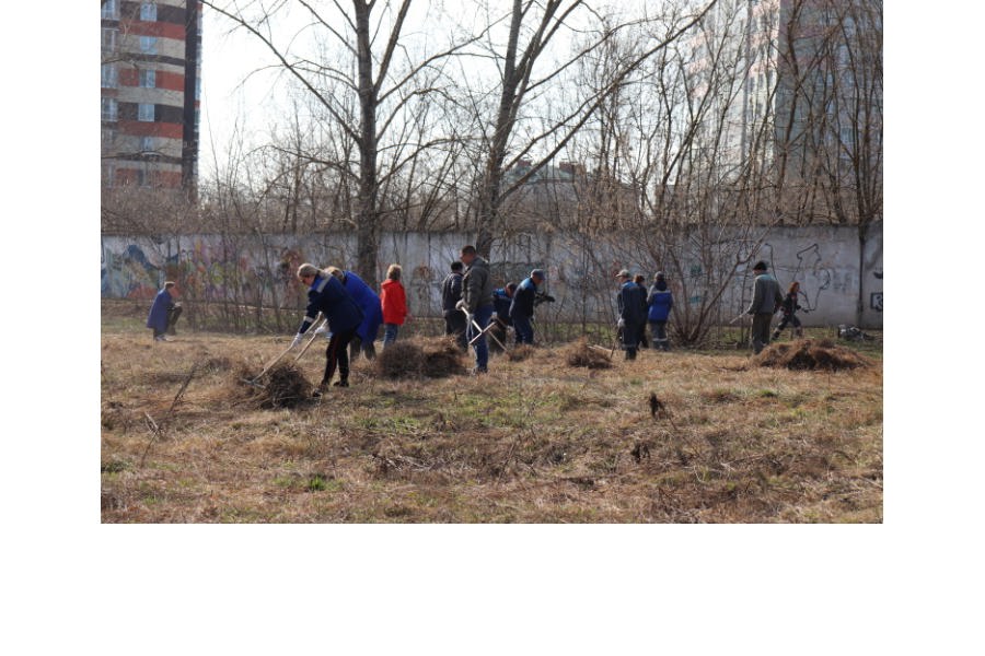 Одними из первых на субботник вышли работники МУП «Коммунальные сети города Новочебоксарска»