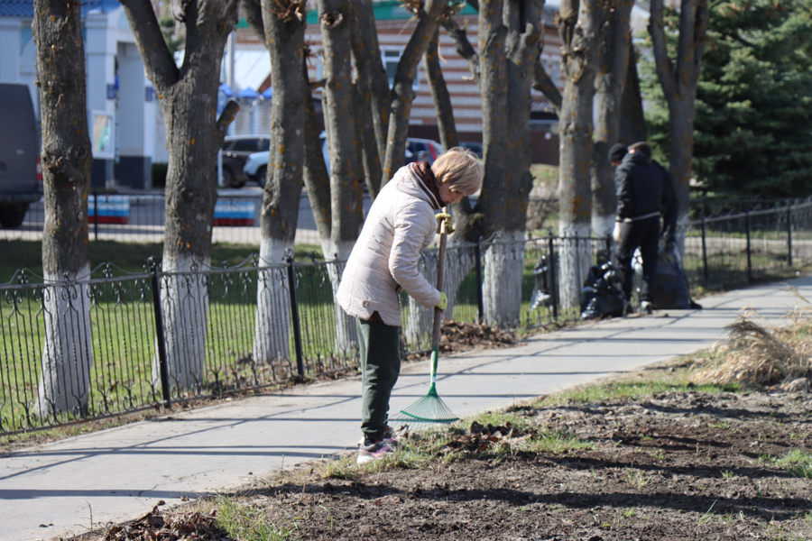 В городе Ядрин прошел очередной экологический субботник.