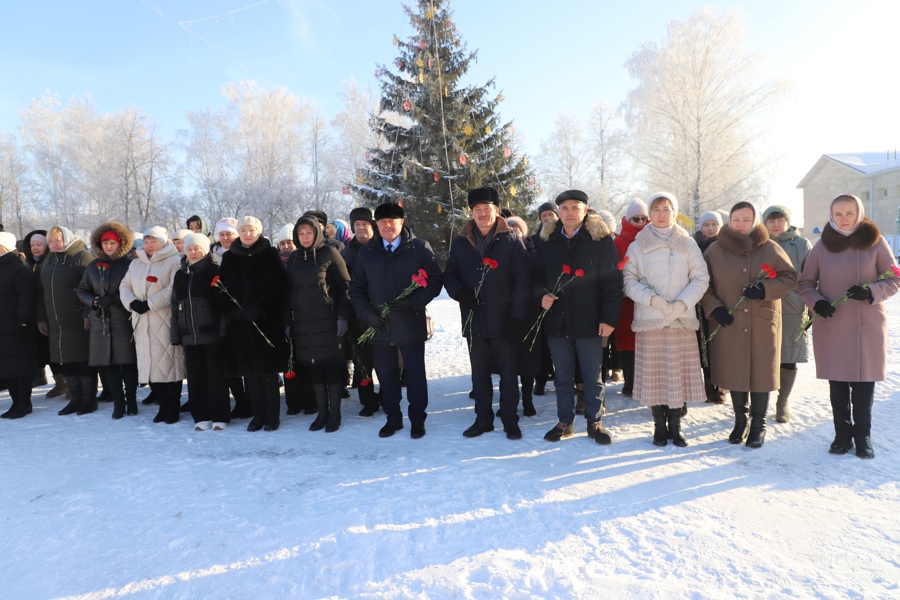 В преддверии Дня героев отечества в Яльчикском муниципальном округе состоялась церемония возложения цветов к памятникам героев