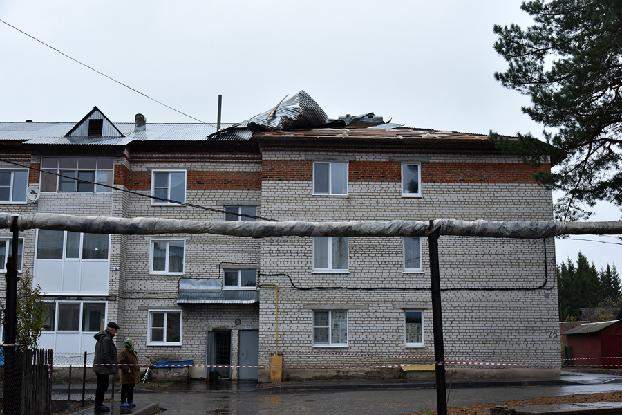 В результате сильного ветра на территории Ибресинского МО произошло частичное отключение электроэнергии, повреждены кровли многоэтажных и частных домов