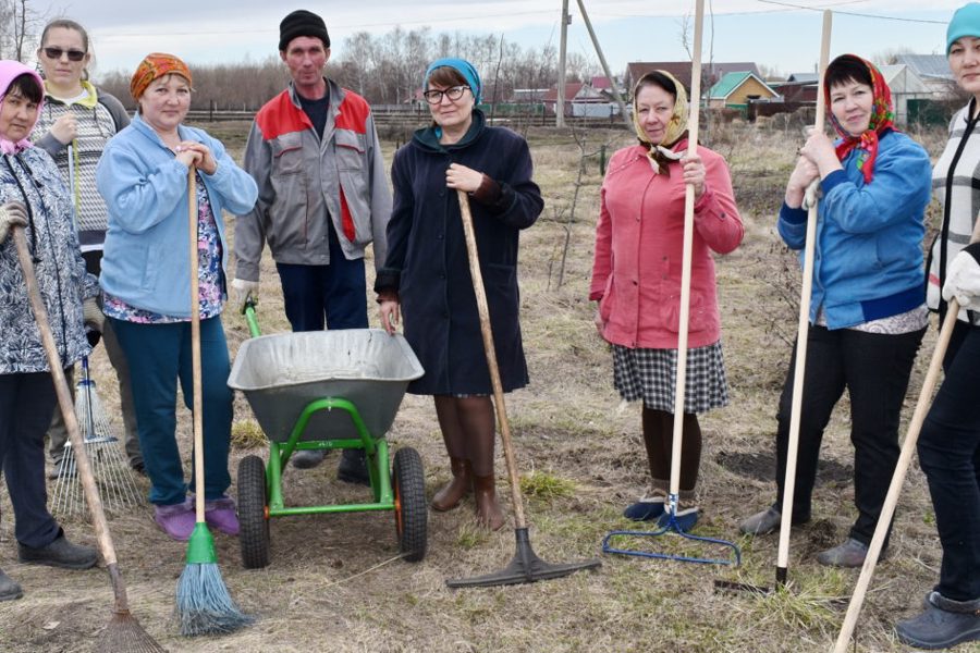 Коллектив центральной библиотеки на субботнике