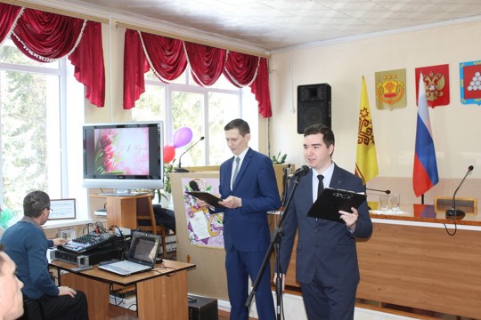 Коллектив мужчин администрации Ядринского муниципального округа поздравил коллег-женщин с наступающим Международным женским днём 8 марта