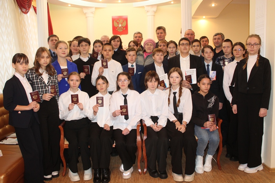 В честь Дня Конституции РФ в Урмарском округе состоялось вручение паспортов юным гражданам