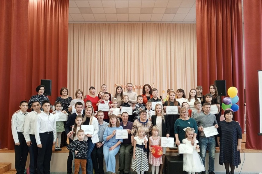 Вчера прошел фестиваль молодых семей «Наши семейные традиции» в МАОУ «НОШ» г. Ядрина