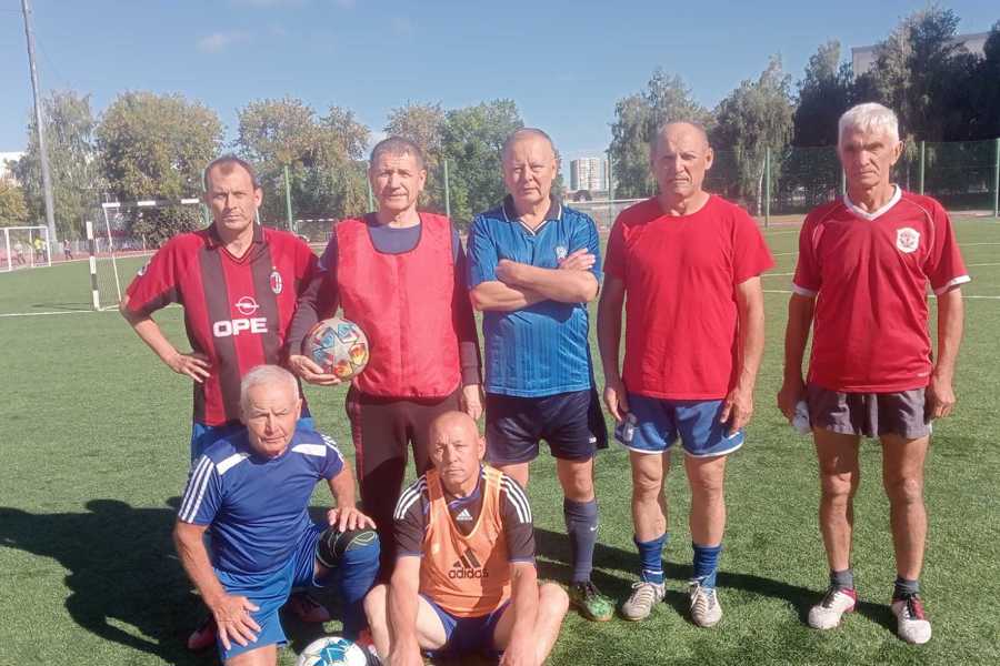 Ветераны спорта Чебоксар регулярно проводят товарищеские игры по мини-футболу