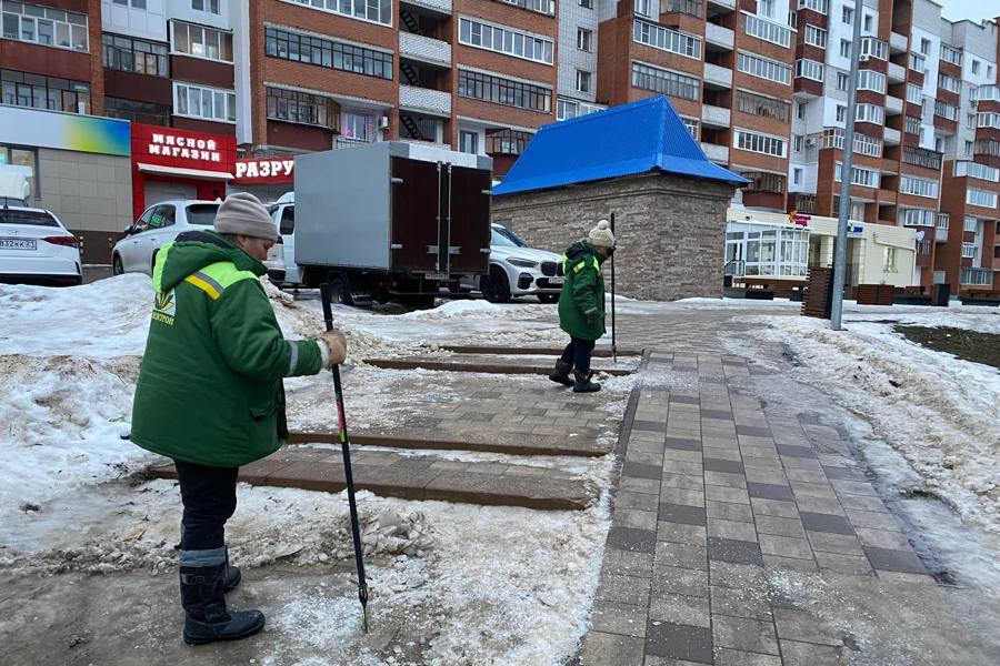 АО «Зеленстрой» и ООО «Зеленый город» продолжили текущие работы в парках, скверах и площадях г. Чебоксары
