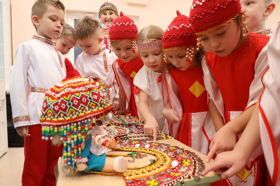 Радужное сияние чувашской вышивки для дошкольников города